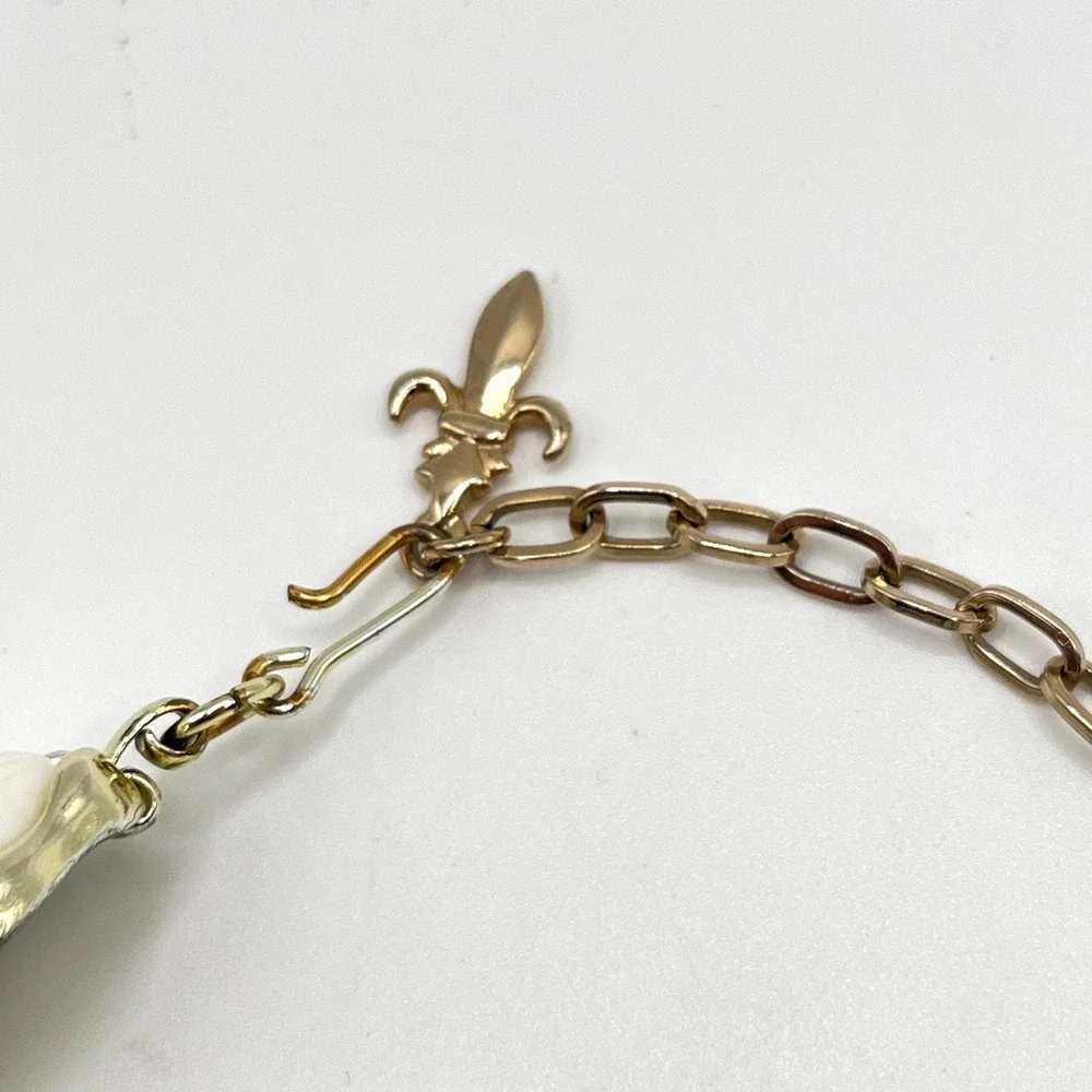 Vintage White Ridge Oval Plastic Cabochon in Gold Tone Frame Link Bracelet 7